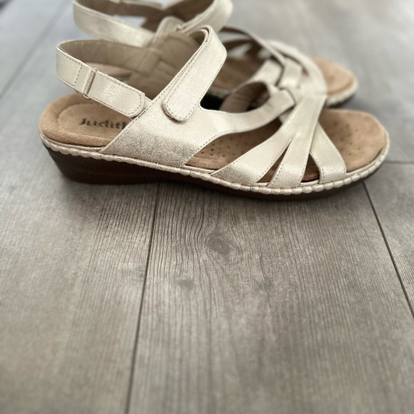 Judith REID Metallic Gold Strappy Sandals Comfort Metallic Golden sz 9 Hook Loop - Picture 7 of 16